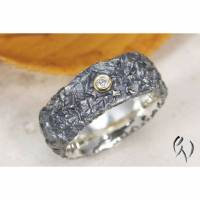 Breiter Ring aus geschwärztem Silber 925/- mit Brillant, Zerknittert 8 mm Bild 1