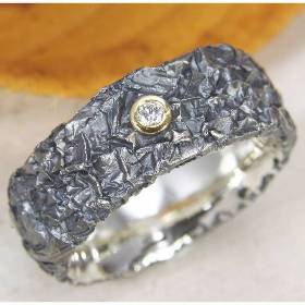 Breiter Ring aus geschwärztem Silber 925/- mit Brillant, Zerknittert 8 mm