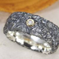 Breiter Ring aus geschwärztem Silber 925/- mit Brillant, Zerknittert 8 mm Bild 3