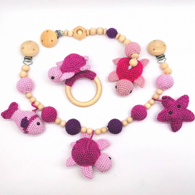 Baby Geschenke Set Kinderwagenkette + Rassel + Babyschalenanhänger, Schildkröte, Fisch, Seestern, Lila