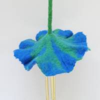 Windspiel, Klangblüte mit Klangstäben für Terrasse, Wohn- oder Babyzimmer, Mobile als Wohndekoration, Filzblume blau Bild 2