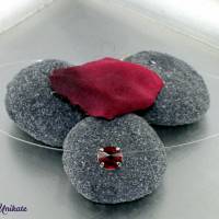 schwebender Stein in siam - schönes kräftiges rot, transparente Kette - der Kleine - blutrot - Gothicbraut Bild 2