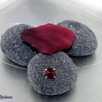 schwebender Stein in siam - schönes kräftiges rot, transparente Kette - der Kleine - blutrot - Gothicbraut Bild 4