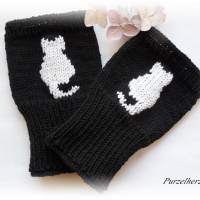 Handgestrickte Armstulpen/Pulswärmer mit Katze/Kater für Große - Handstulpen,Geschenk,schwarz,weiß Bild 1