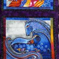 Panel mit Pferden in Bewegung in kräftigen blau, lila Farbtönen von der Designerin Laurel Burch. Bild 1