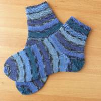 Gestrickte Socken, Kurzsocken, Gr.ca. 38, Fußlänge ca. 24,5 cm, gestreift Blau, Petrol, Anthrazit bemustert Bild 1