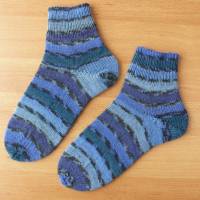 Gestrickte Socken, Kurzsocken, Gr.ca. 38, Fußlänge ca. 24,5 cm, gestreift Blau, Petrol, Anthrazit bemustert Bild 2