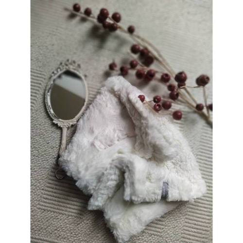 weißer Plüschschal