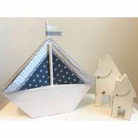 Serviettenhalter/Serviettenständer Segelschiff aus Holz, kalkweiß lasiert, mit blau gemusterten Wimpeln und blau/weißen Bild 1