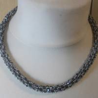 Gehäkelte Kette mit echten Swarovski Perlen grau Bild 1