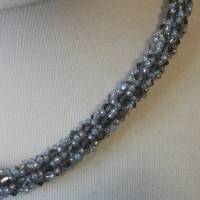 Gehäkelte Kette mit echten Swarovski Perlen grau Bild 2