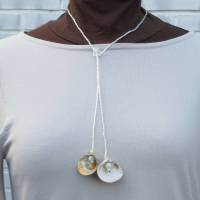 Lange Halskette weiß mit echten Muscheln zum Knoten, maritimer Look für Naturliebhaberinnen Bild 1