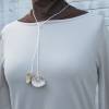 Lange Halskette weiß mit echten Muscheln zum Knoten, maritimer Look für Naturliebhaberinnen Bild 5