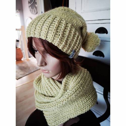 gelber Schal mit passender Mütze