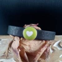 Armband aus 10mm breiten schwarzen Kork mit Slider Stoff Herz in grün weiß Geschenk Frauen Bild 1