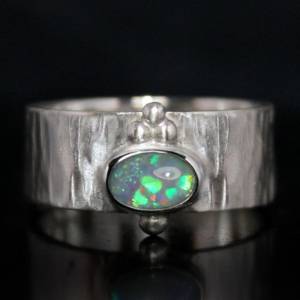 Opalring mit Australien Opal - Geschmiedeter / gehämmerter Silberring - Top Australien Opal / Edelopal - handgefertigtes Bild 1