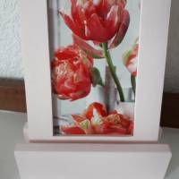 Liebevoll gestalteter Shabby - Bilderrahmen in rose steht in einer Bilderleiste in rose ... Bild 1