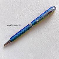 Drehkugelschreiber silber, mit Miyuki Delica Perlen in Regenbogenfarben umfädelt Bild 2