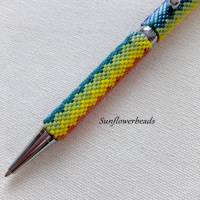 Drehkugelschreiber silber, mit Miyuki Delica Perlen in Regenbogenfarben umfädelt Bild 5