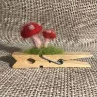 Zwei gefilzte Fliegenpilze auf einer Holzwäscheklammer, Glubbal, Glückspilze, Fliegenpilze Bild 1