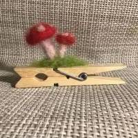 Zwei gefilzte Fliegenpilze auf einer Holzwäscheklammer, Glubbal, Glückspilze, Fliegenpilze Bild 2