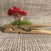 Zwei gefilzte Fliegenpilze auf einer Holzwäscheklammer, Glubbal, Glückspilze, Fliegenpilze Bild 3