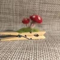 Zwei gefilzte Fliegenpilze auf einer Holzwäscheklammer, Glubbal, Glückspilze, Fliegenpilze Bild 4
