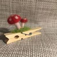 Zwei gefilzte Fliegenpilze auf einer Holzwäscheklammer, Glubbal, Glückspilze, Fliegenpilze Bild 6