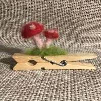 Zwei gefilzte Fliegenpilze auf einer Holzwäscheklammer, Glubbal, Glückspilze, Fliegenpilze Bild 7