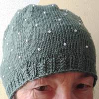 Damenmütze handgestrickt mit eingestrickten Perlen, graugrün Bild 2