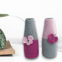 2 kleine gehäkelte Blumenvasen mit Schmetterling in rosa und grau, Geschenk Vase Bild 1