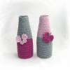 2 kleine gehäkelte Blumenvasen mit Schmetterling in rosa und grau, Geschenk Vase Bild 2
