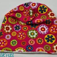 Mütze zum Wenden für 5-7 Jahre / Kopfumfang 50 cm, pink mit bunten Blüten und weiß mit Schmetterlingen und Blumen Bild 6