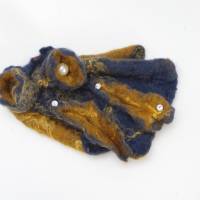 handgefilzte Brosche mit kleinen Strasssteinen und 2 Perlen in blau-gold, Mantel- oder Hutbrosche Bild 1