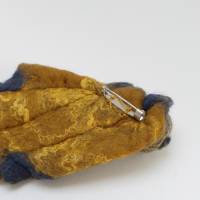 handgefilzte Brosche mit kleinen Strasssteinen und 2 Perlen in blau-gold, Mantel- oder Hutbrosche Bild 2
