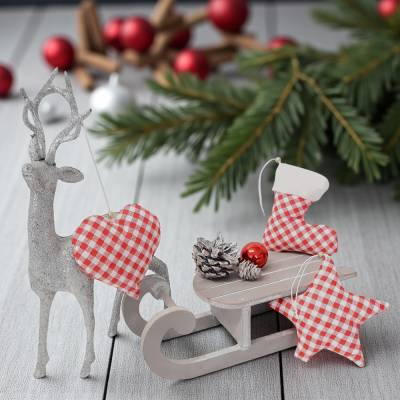 3-teiliges Baumschmuck aus Herz, Stern und Stiefel in rot kariert