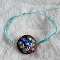 Makramee Armband mit handgestickter Rose und Perlen auf Nussholz Bild 1