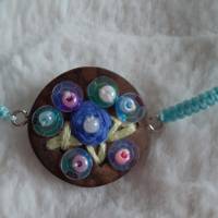 Makramee Armband mit handgestickter Rose und Perlen auf Nussholz Bild 3