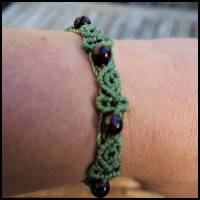 Makramee Armband in Mint-Grün mit Granat Perlen Bild 1