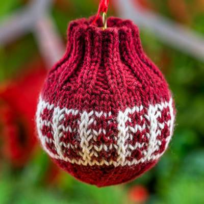 Strickanleitung für Christbaumkugel mit Hebemaschenmuster