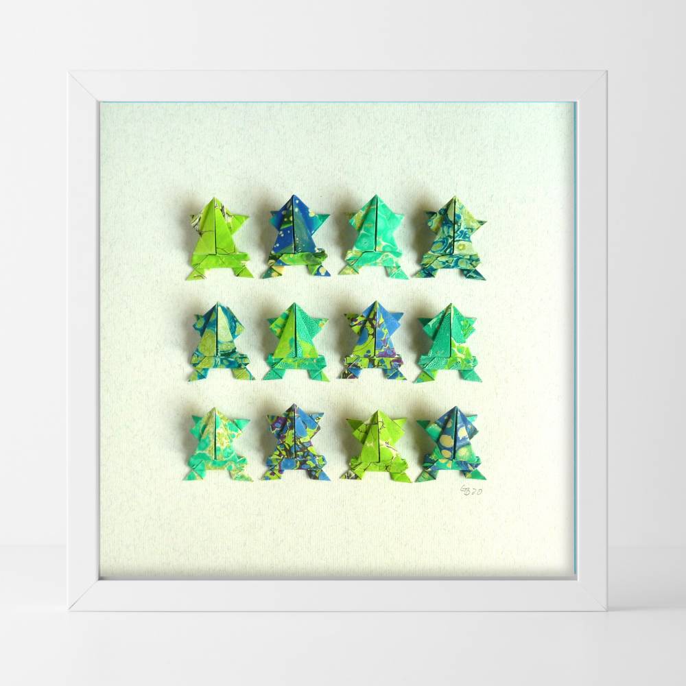Lustige Origami Frösche aus handmarmoriertem Papier im Objektrahmen Bild 1