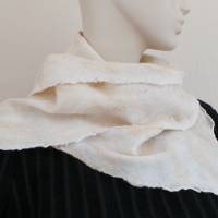 kurzer Schal beige gefilzt aus besonders feiner Wolle und Seide, Damen Filzschal, Bild 3