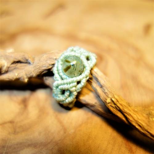Makramee - Ring in hellem Mintgrün mit Prehnit - Perle