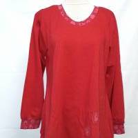 Damenshirt, Langarm, aus rotem Bio-Baumwollstoff, mit Bündchen und Applikationen aus Baumwolljersey mit rot-rosa Muster Bild 1