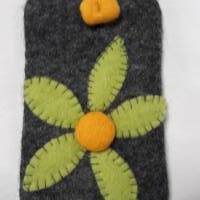 Handytasche, handgefilzt aus grauer Schurwolle mit großer, hellgrüner Blume als Applikation und gelbem Filzknopf. Bild 1