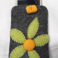 Handytasche, handgefilzt aus grauer Schurwolle mit großer, hellgrüner Blume als Applikation und gelbem Filzknopf. Bild 2