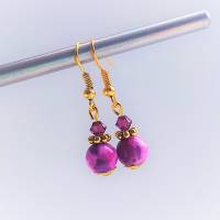 Ohrringe // gefärbte Jadeperlen (lila-pink / goldfarben) Bild 1