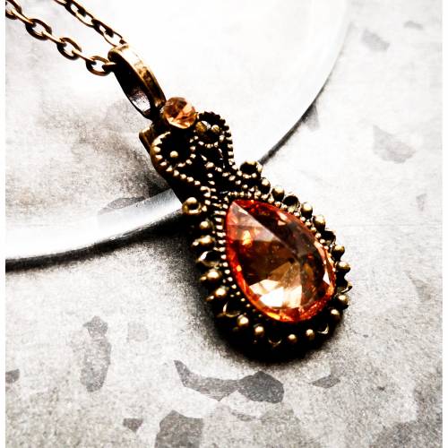 Kette im Vintage-Stil, geschiffenes Glassteinfunkeln, bernstein