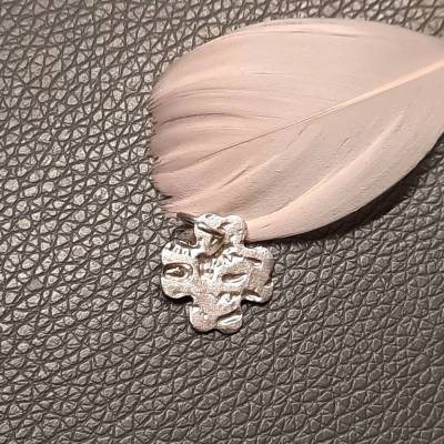 Vierblättriges Kleeblatt aus 999 Silber mit schönem Muster, mattiert