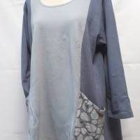 Damenshirt, 3/4-Arm, aus grauem Bio-Baumwollstoff, farblich abgesetzt, mit grau-bunten Taschen mit Vogel-Muster Bild 1